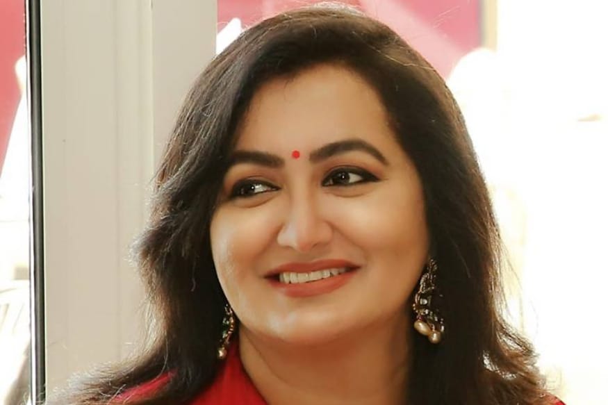 2019 Elections..Sumalatha ambareesh Filed Indipendent nomination to Mandya Lok sabha seat,sumalatha ambareesh,సార్వత్రిక ఎన్నికల వేళ కర్ణాటక రాజకీయాలు వేడెక్కాయి. ముఖ్యంగా కర్ణాటకలోని మాండ్యా లోక్సభ స్థానం విషయమై ఈ వేడి మరింత రాజుకుంది.దీంతో ఆమె మాండ్య నుంచి స్వతంత్ర అభ్యర్థిగా బరిలో దిగుతున్నారు. ఈ రోజు అభిమానులు, తోటి నటీనటులు కేజీఎఫ్ స్టార్ యశ్, రాక్ లైన్ వెంకటేష్ తోడుగా మాండ్యా లోక్సభకు నామినేషన్ పత్రాలను ఎంతో అట్టహాసంగా సమర్పించింది.sumalatha ambareesh filed Nomination,sumalatha Filed Nomination to Mandya loksabha seat,sumalatha yash,sumalatha,Elecions 2019,Sumalatha Elections 2019,sumalatha,sumalatha mandya loksabha,Sumalatha Indipendent candidate Mandya loksabha,Sumalatha Chiranjeevi rajinikanth Rajnikanth,sumalatha KGF Yash,Kumara swamy,karnataka cm Kumara swamy,kumara swamy son Nikhil gowda,Nikhil gowda,Election comminssion banned sumalatha ambareesh nikhil gowda movies,sumalatha amabareesh,sumalatha congress jds kumara swamy nikhil gowda mandya loksabha,Tollywood news,AP Politics,Karnataka politics,Sandalwood news,సుమలత,సుమలత అంబరీష్,సుమలత అంబరీష్ మాండ్యా లోక్సభ,సుమలత అంబరీష్ మాండ్యా లోకసభ సీటు,సుమలత కాంగ్రెస్ జేడీఎస్ కుమారస్వామి నిఖిల్ గౌడ,కుమార స్వామి నిఖిల్ గౌడ మాండ్యా లోక్సభ సీటు,కుమార స్వామి నిఖిల్ గౌడ మాండ్యా లోక్సభ,సుమలత అంబరీష్ కాంగ్రెస్ జేడీఎస్ కుమార స్వామి నిఖిల్ గౌడ మాండ్యా లోక్సభ,సుమలత అంబరీష్ కాంగ్రెస్ జేడీఎస్ కుమార స్వామి నిఖిల్ గౌడ మాండ్యా లోక్సభ ఎలక్షన్ కమిషన్,సుమలత అంబరీష్ నిఖిల్ గౌడ సినిమా లపై దూరదర్శన్ లో నిషేధం,సుమలత అంబరీష్ చిరంజీవి రజినీకాంత్ యశ్