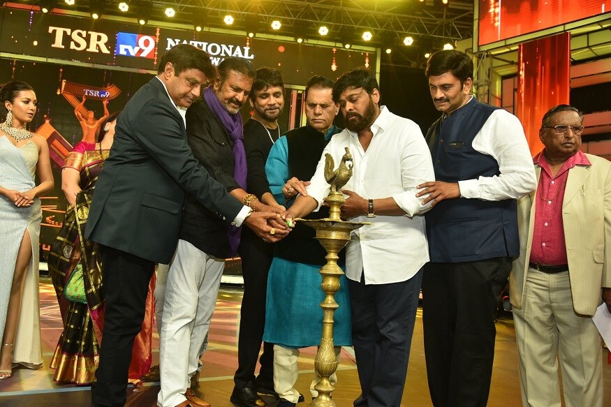 జ్యోతి ప్రజ్వలన చేస్తోన్న టీఎస్ఆర్, చిరంజీవి, బాలకృష్ణ తదితరులు