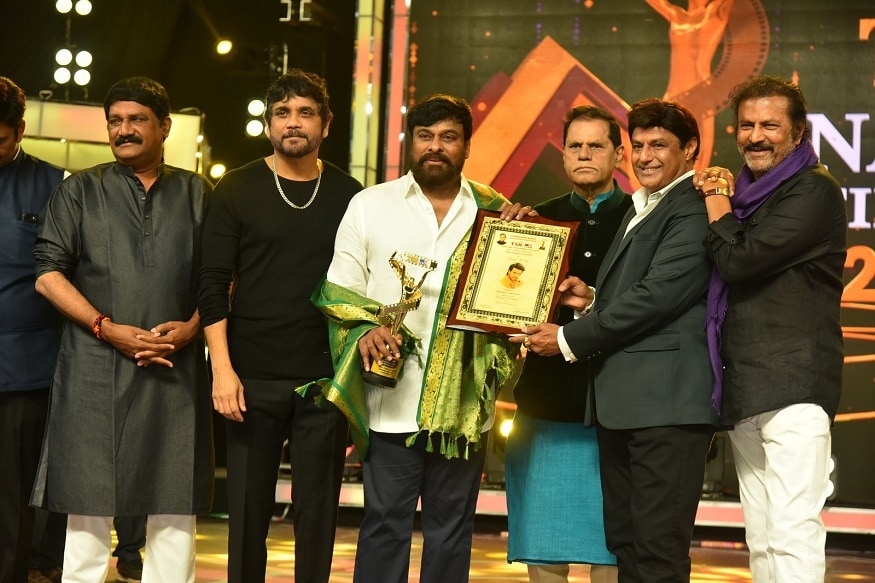 రామ్ చరణ్ తరుపున అవార్డు అందుకున్న మెగాస్టార్ చిరంజీవి