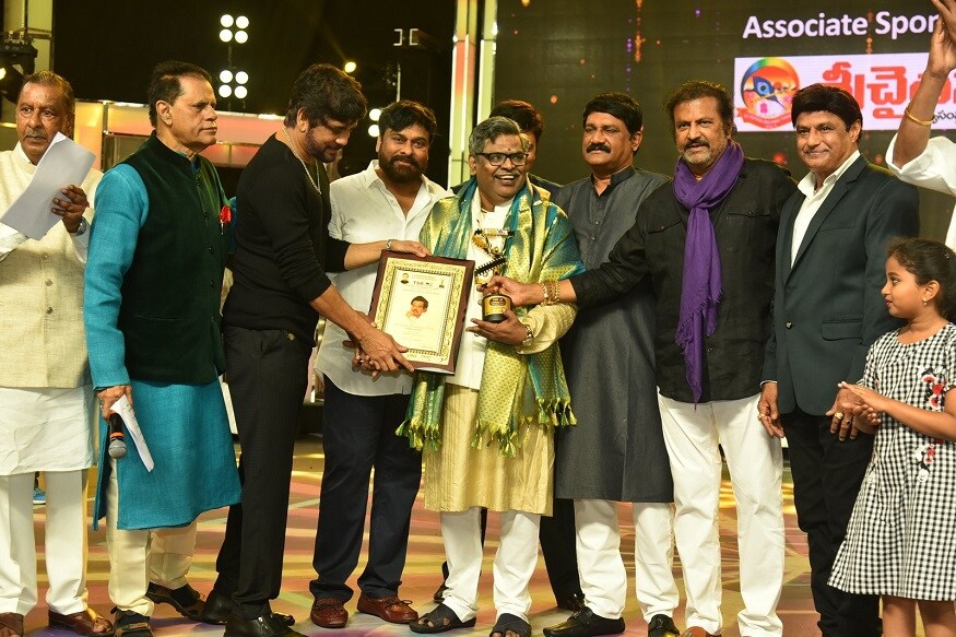 సిరివెన్నెలను సత్కరిస్తోన్న చిరంజీవి