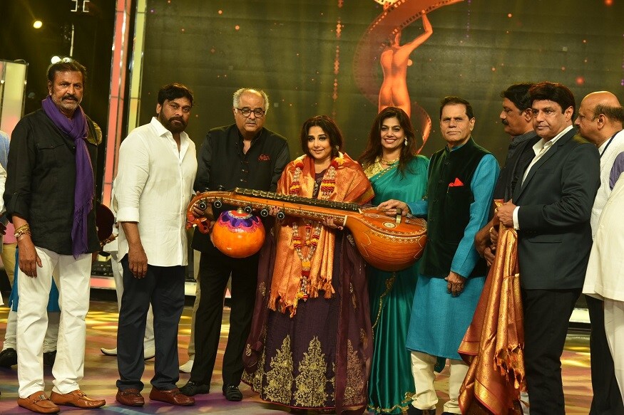 శ్రీదేవి స్మారక అవార్డుతో విద్యాబాలన్ను సత్కరించిన టీఎస్ఆర్