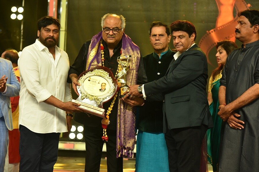 వేదికపై బోనీకపూర్ను సన్మానించిన చిరు, బాలయ్య,