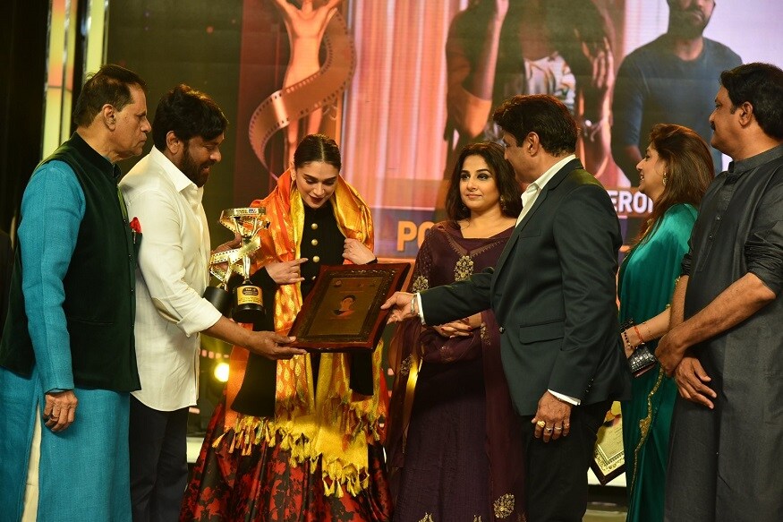 అతిథి రావు హైదరీని అవార్డుతో సత్కరించిన టీఎస్ఆర్ మెమోరియల్
