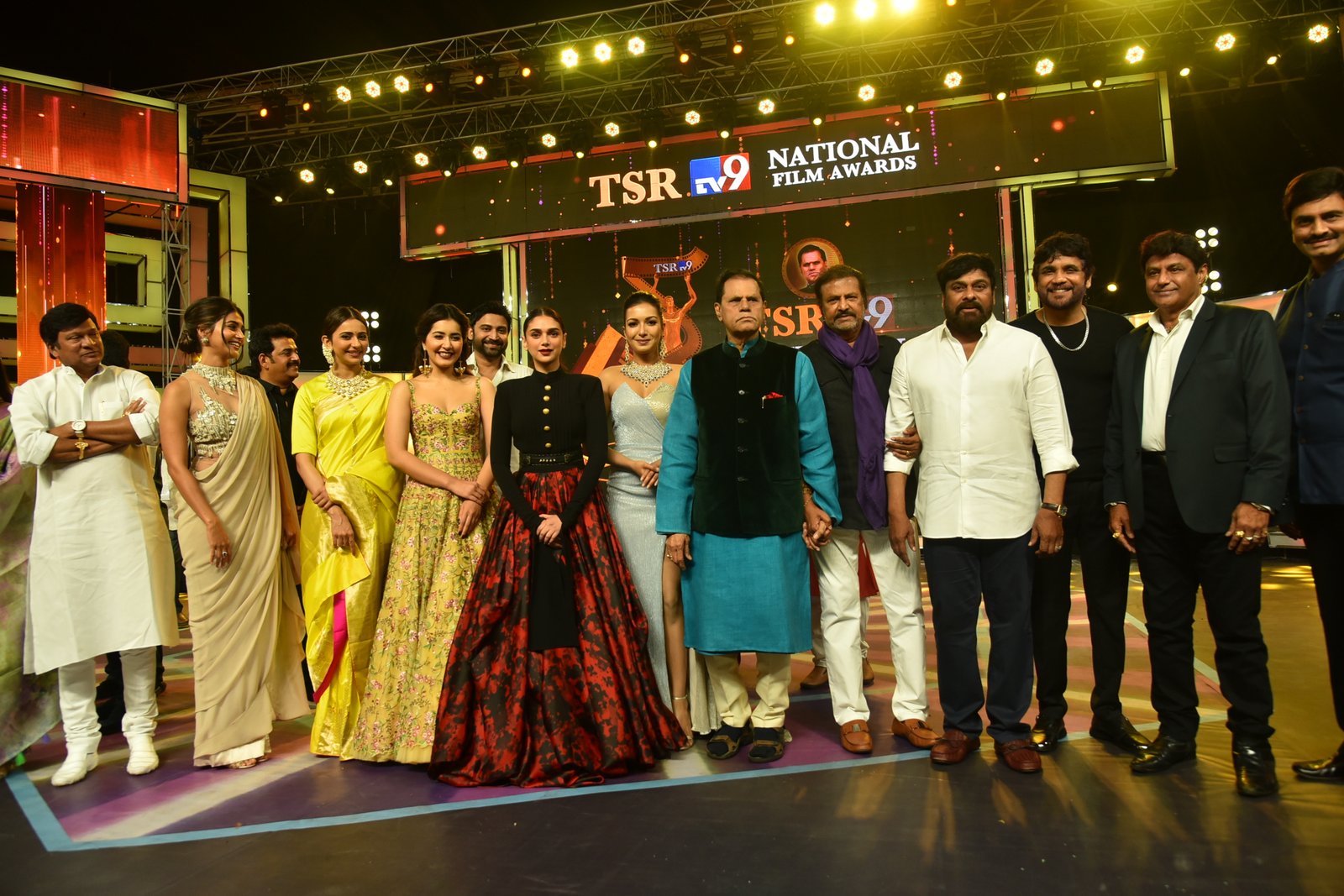 టీఎస్సాార్ అవార్డుల వేడుకలో తారా తోరణం