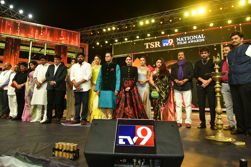పుల్వామా జవాన్లకు నివాళులు అర్పించిన టీఎస్ఆర్ వేడుక నిర్వాహకులు