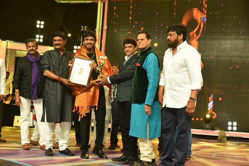 దేవదాస్ సినిమాలో నటనకు గాను అవార్డు అందుకున్న నాగార్జున