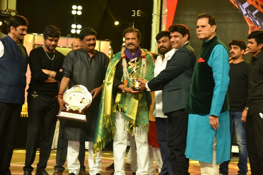 దాసరి స్మారక పురస్కారాన్ని అందుకున్న మోహన్ బాబు