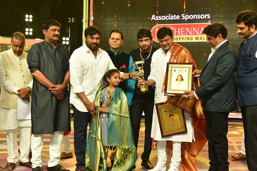 రాజేంద్ర ప్రసాద్కు అవార్డు అందజేస్తోన్న చిరు, బాలయ్య, నాగ్, మోహన్ బాబు