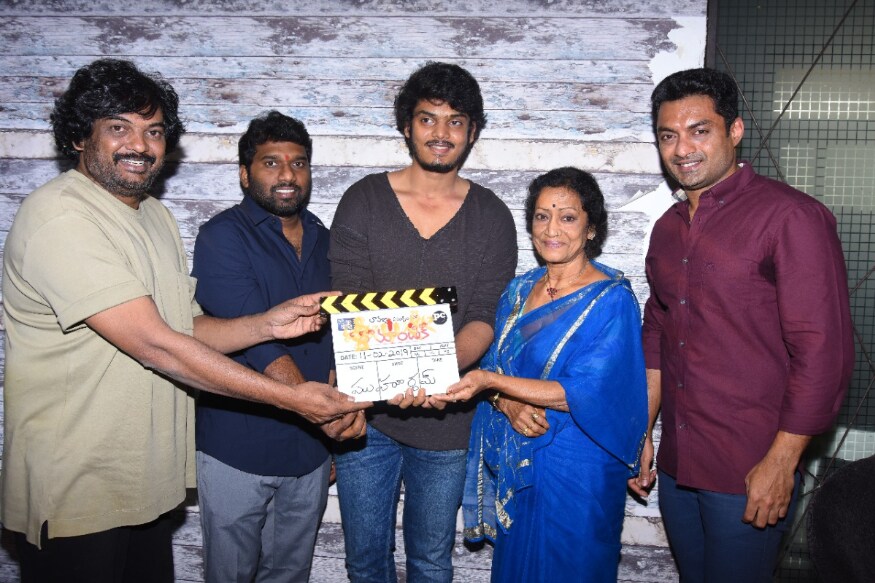 Puri Jagannadh son Akash Puri Second movie Romantic Shooting started in Style pk.. పూరీ జగన్నాథ్ తన తమ్ముడు సాయిరాం శంకర్ విషయంలో చాలా ట్రై చేసాడు. ఎలాగైనా తమ్మున్ని మంచి హీరోను చేయాలని ప్రయత్నించాడు కానీ ఫలితం శూన్యం. ఇప్పుడు కొడుకు ఆకాశ్ విషయంలో కూడా ఇదే చేస్తున్నాడు. ఎలాగైనా ఏదో ఒకటి చేసి ఇప్పుడు కొడుకును స్టార్ చేయాలని చూస్తున్నాడు. akash puri,akash puri second movie,akash puri romantic movie,puri jagannath akash puri,puri jagannath akash puri movies,akash puri romantic movie gayatri bharadwaj,puri jagannath akash mehabooba,akash puri anil paduri,telugu cinema,ఆకాశ్ పూరీ రొమాంటిక్ సినిమా,ఆకాశ్ పూరీ రెండో సినిమా ఓపెనింగ్,జగన్నాథ్ ఆకాశ్ పూరీ సినిమా,పూరీ జగన్నాథ్ ఆకాశ్ వాస్కోడిగామా,ఆకాశ్ పూరీ గాయత్రి భరద్వాజ్, తెలుగు సినిమా