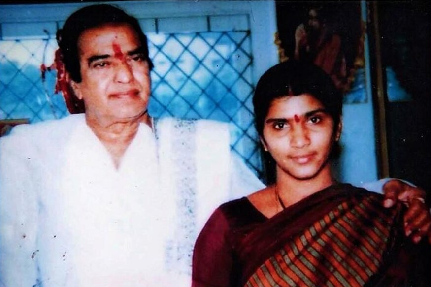 Lakshmi Parvathi Sensationaol Comments on Collection King Mohan Babu says that he also Backstabbed Ntr pk.. ఇప్పుడు ఎక్కడ విన్నా లక్ష్మీస్ ఎన్టీఆర్ సినిమా గురించే చర్చ నడుస్తుంది. నిజానికి ఎన్టీఆర్ కథానాయకుడు విడుదలైనపుడు కూడా ఇంతగా చర్చ జరగలేదు కానీ వర్మ మాత్రం సంచలనాలకు తెరతీసాడు. ఇక ఇప్పుడు ట్రైలర్ విడుదలైన తర్వాత ఆ రచ్చ మరింత ఎక్కువైపోయింది. ఇప్పుడు ఎక్కడ చూసినా కూడా దీని గురించే చర్చించుకుంటున్నారు. lakshmi's ntr,lakshmi's ntr trailer,lakshmi's ntr movie,lakshmi's ntr mohan babu,lakshmi's ntr varma chandrababu naidu,lakshmi's ntr lakshmi parvathi,lakshmi's ntr movie release date,lakshmi's ntr twitter,lakshmi's ntr mohan babu role,mohan babu Ntr lakshmi parvathi,lakshmi's ntr rgv,telugu cinema,లక్ష్మీస్ ఎన్టీఆర్,లక్ష్మీస్ ఎన్టీఆర్ మోహన్ బాబు,లక్ష్మీస్ ఎన్టీఆర్ మోహన్ బాబు వెన్నుపోటు రాజకీయం,మోహన్ బాబుపై లక్ష్మీ పార్వతి సంచలన వ్యాఖ్యలు,తెలుగు సినిమా