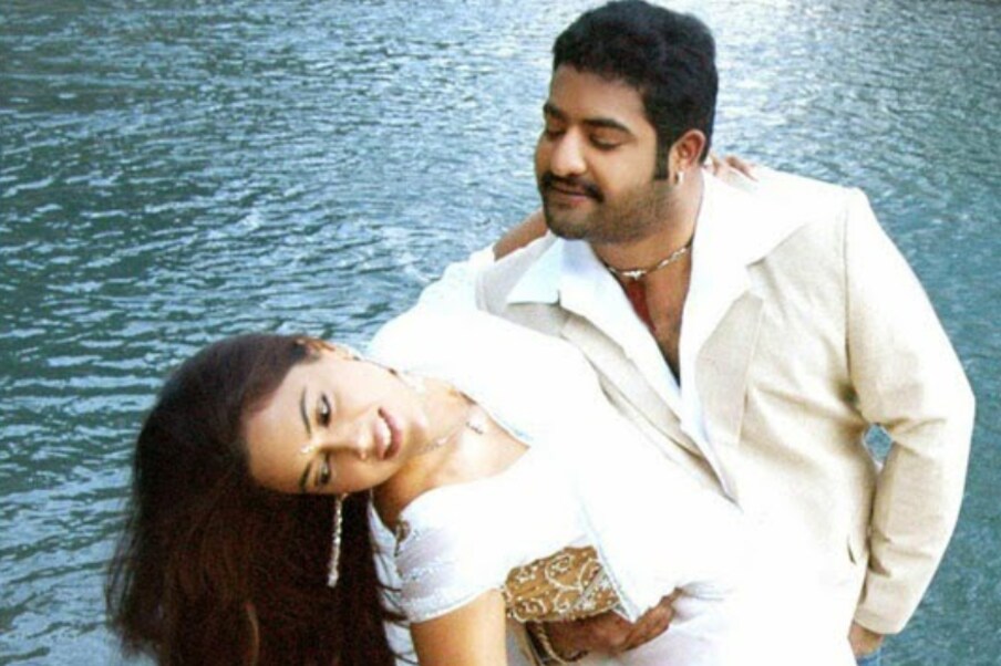  నరసింహుడు సినిమాలో నటించిన సమీరా రెడ్డి కంటే వయసులో దాదాపు ఐదేళ్లు చిన్నవాడు ఎన్టీఆర్. (Jr NTR Sameera Reddy)