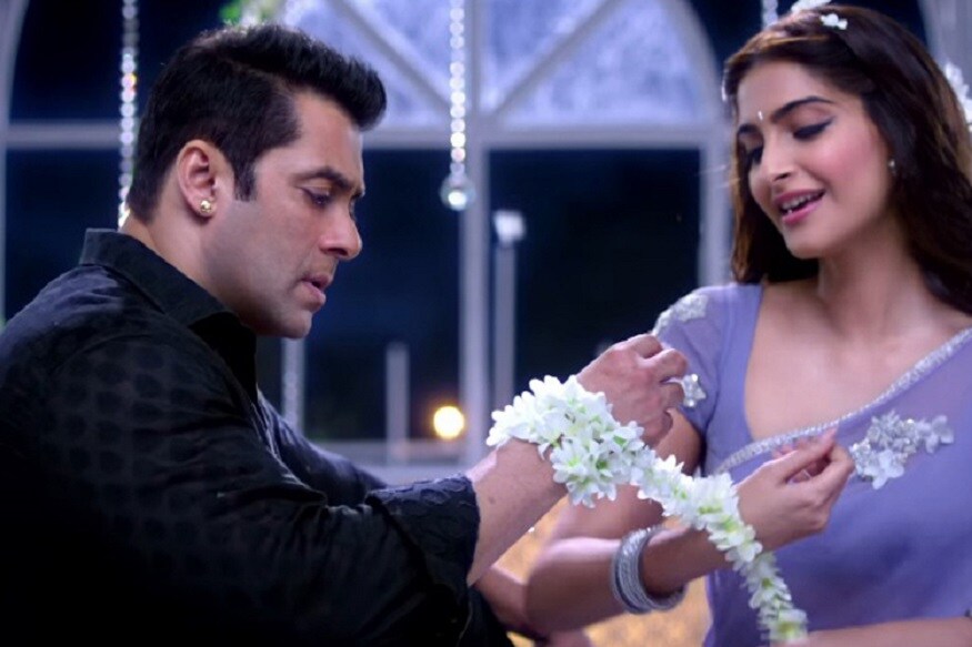 salman khan Special Relation Ship With Rajshri Productions Rajkumar Barjatya and Sooraj barjatya, Salman khan, Sooraj Barjatya To Renuite Once again For a Family Drama, salman Khan Prem Sentiment | తాజాగా సల్మాన్ ఖాన్..సూరజ్ ఆర్.బర్జాత్యా దర్శకత్వంలో మరోసారి ప్రేమ్ పాత్రలో నటించడానికి గ్రీన్ సిగ్నల్ ఇచ్చినట్టు బాలీవుడ్ వర్గాలు చెబుతున్నాయి. తొందర్లోనే ఈ సినిమా విషయమై అఫీషియల్గా ప్రకటన వెలుబడే అవకాశాలున్నాయి. salman khan, Salman khan As Prem, Salman khan As Prem sooraj Barjatya, salman sooraj Barjaytya, salman khan Sooraj R Barjatya once Again Renuite, Hindi Cinema News, bollywood News, సల్మాన్ ఖాన్, సల్మాన్ ఖాన్, సూరజ్ బర్జాత్యా, సల్మాన్ ఖాన్ ప్రేమ్, సల్మాన్ ప్రేమ్ క్యారెక్టర్, సల్మాన్ ఖాన్ ప్రేమ్ క్యారెక్టర్ సూరజ్ బర్జాత్యా, సల్మాన్ ప్రేమ్ పాత్ర,