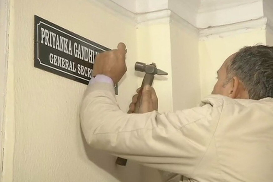 Nameplate of Priyanka Gandhi Vadra being put up outside the room allotted to her at Congress Headquarters, ఢిల్లీలోని కాంగ్రెస్ పార్టీ ప్రధాన కార్యాలయం మంగళవారం కొత్త శోభ సంతరించకుంది. పార్టీ ఆఫీసులో ఓ గదిని సరికొత్తగా ముస్తాబు చేస్తున్నారు. అందంగా అలంకరించి...ముందు పూలకుండీలు ఉంచారు. ఇదంతా ఎందుకో తెలుసా? కాంగ్రెస్ యువరాణి కోసం..! ఇటీవలే పొలిటికల్ ఎంట్రీ ఇచ్చిన ప్రియాంక గాంధీ త్వరలోనే కాంగ్రెస్ జనరల్ సెక్రటరీ బాధ్యతలు చేపట్టబోతున్నారు. ఈ నేపథ్యంలో కాంగ్రెస్ పార్టీ హెడ్ క్వార్టర్స్లో ఆమెకు ప్రత్యేక గదిని కేటాయించారు. సోదరుడు రాహుల్ గాంధీ కార్యాలయం పక్కనే ఆమె ఆఫీసును ఏర్పాటుచేశారు. మంగళవారం గది బయట గోడకు ప్రియాంక గాంధీ నేమ్ ప్లేట్ కూడా తగిలించారు.