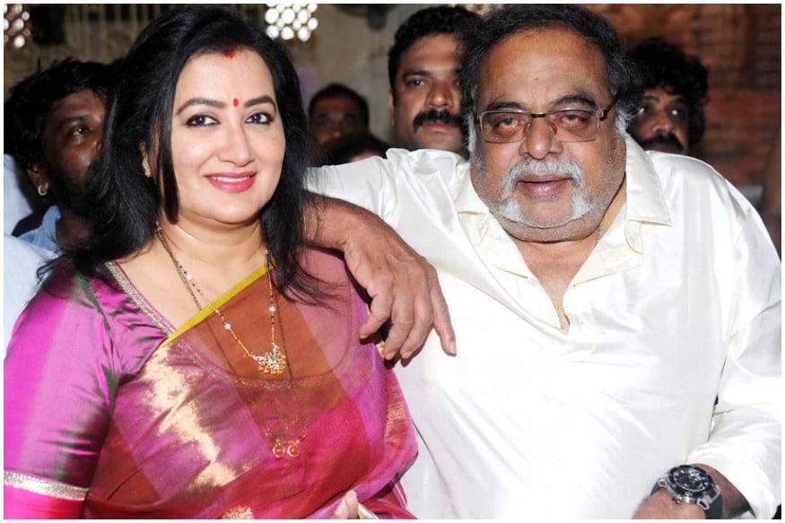 Has Chiranjeevi Lobbying for sumalatha To contest Mandya Loksabha Seat in karnataka State, Chiranjeevi Sumalatha | ఇక సుమలతకు మాండ్యా లోక్సభ టికెట్ విషయమై ప్రముఖ నటుడు కాంగ్రెస్ పార్టీ నేత చిరంజీవి లాబీయింగ్ చేస్తున్నట్టు పొలిటికల్ వర్గాల్లో వార్తలు వినిపిస్తున్నాయి. గత కొన్ని రోజులుగా చిరంజీవి రాజకీయాలకు ముఖ్యంగా కాంగ్రెస్ పార్టీకి అంటీ ముట్టనట్టుగా దూరంగా ఉంటున్నారు. Chiranjeevi, chiranjeevi Sumalatha, Chiranjeevi Lobbying For Sumalatha, Chiranjeevi Lobbying For Sumalatha Loksabha Seat, Sumalatha mandya Loksabha Seat, Loksabha Elections, Election Commission of india, Congress Party chiranjeevi Sumalatha, sumalatha Congress party Loksabha Ticktet, Political News, Tollywood News, Chiranjeevi Prajarajyam Janasena, Chiranjeevi Congress Sumalatha Madya MP Ticket Issue, సుమలత, చిరంజీవి, చిరంజీవి సుమలత, చిరంజీవి సుమలత లోక్సభ టికెట్, చిరంజీవి సుమలత ఎంపీ టికెట్, చిరంజీవి సుమలత కాంగ్రెస్ పార్టీ ఎంపీ టికెట్, చిరంజీవి ప్రజారాజ్యం జనసేన, చిరంజీవి కాంగ్రెస్ పార్టీ కర్ణాటక ఎన్నికలు, ఎన్నికల కమిషన్, కర్ణాటకలో మాండ్యా లోక్సభ టికెట్ కోసం చిరంజీవి లాబీయింగ్, సుమలత లోక్సభ టికెట్ పై చిరంజీవి లాబీయింగ్, సుమలత ఎంపీ టికెట్ పై చిరంజీవి లాబీయింగ్, కర్ణాటక కాంగ్రెస్, ఏఐసీసీ, రాహుల్ గాంధీ, జేడీఎస్, కుమార స్వామి, రేవణ్ణ,karnataka, karnataka CM kumara swamy, Revanna, Kartaka congres, Rahul gandhi, Revanna, AICC