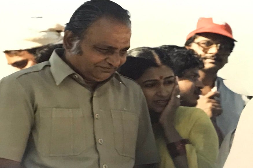 Happybirthday: legendary director K.Vishwanath, ఆయన పేరు చెబితే ఒక ‘శంకరాభరణం’, ‘సాగర సంగమం’, ‘స్వాతిముత్యం’, ‘సిరిసిరిమువ్వ’ సినిమాలు గుర్తుకువస్తాయి. తెలుగు సినిమా ఆత్మగౌరవాన్ని జాతీయ స్థాయిలో రెపరెప లాడించిన దిగ్దర్శకుడు. తెలుగు సినిమాకు సిరివెన్నెలలు కురిపించిన ఆపద్భాందవుడు.  తెలుగు సినిమాల్లో సంగీతానికి పెద్ద పీటవేసి, శృతిలయలు నేర్పిన దర్శకయశస్వీ,  ఆయన కళాతపస్వి..దాదా సాహెబ్ ఫాల్కే అవార్డు గ్రహీత పద్మశ్రీ  కె.విశ్వనాథ్. ఆయన పుట్టినరోజు సందర్భంగా న్యూస్ 18 స్పెషల్..K.vishwanath, Vishwanath, Kalathapasvi K vishwanath, K vishwanath Birth Day Special, K.vishwanath vishwadarshanam, kala thapasvi K vishwanath birthday, telugu cinema, tollywood News, తెలుగు సినిమా, టాలీవుడ్ న్యూస్, కే.విశ్వనాథ్, కళాతపస్వీ కే.విశ్వనాథ్, కాశీనాథుని విశ్వనాథ్, విశ్వనాథ్ విశ్వదర్శనం, కళాతపస్వీ కే.విశ్వనాథ్ విశ్వదర్శనం,