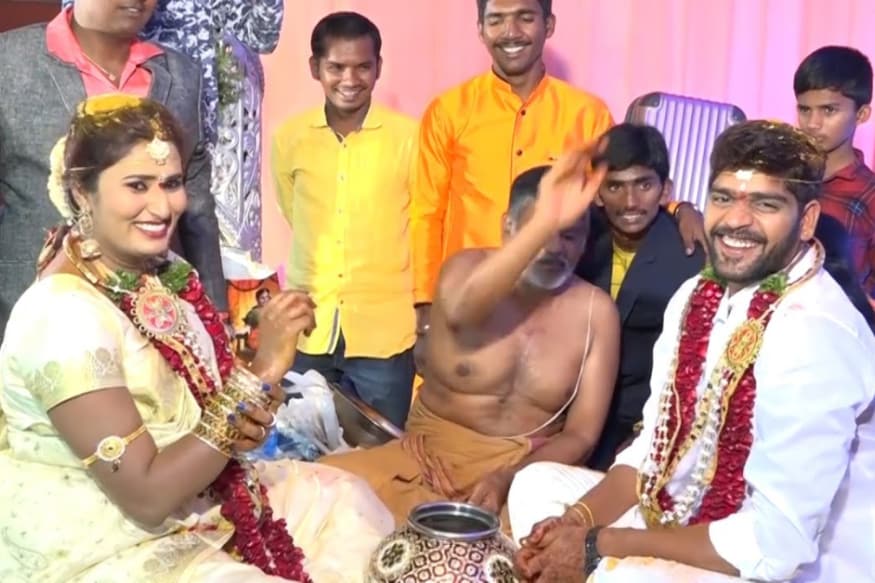 Swathi Naidu got married.. Youtube Sensational actress tie knot to Vijayawada boy pk.. అవును.. నిజంగానే ఇప్పుడు స్వాతి నాయుడుకు పెళ్లైపోయింది. తన జీవితంలో పెళ్లి చేసుకోను అని చెప్పిన ఈ యూ ట్యూబ్ సెన్సేషనల్ బ్యూటీ ఇప్పుడు పెళ్లి పీటలెక్కింది. సైలెంట్గా వివాహం చేసుకుంది స్వాతి. అయినా ఇప్పుడు స్వాతి నాయుడు అనే పేరుకు ప్రత్యేకంగా పరిచయ కార్యక్రమాలు అవసరం లేదు. youtube sensation swathi naidu marriage,swathi naidu married,swathi naidu hot actress,swathi naidu hot,swathi naidu youtube videos,swathi naidu marriage photos,swathi naidu merried to vijayawada boy,swathi naidu pelli photos,swathi naidu marriage video,swathi naidu hot photos,telugu cinema,స్వాతి నాయుడు,స్వాతి నాయుడు పెళ్లి,స్వాతి నాయుడు పెళ్లి ఫోటోలు,స్వాతి నాయుడు హాట్ ఫోటోస్,స్వాతి నాయుడు మ్యారేజ్ వీడియో,తెలుగు సినిమా