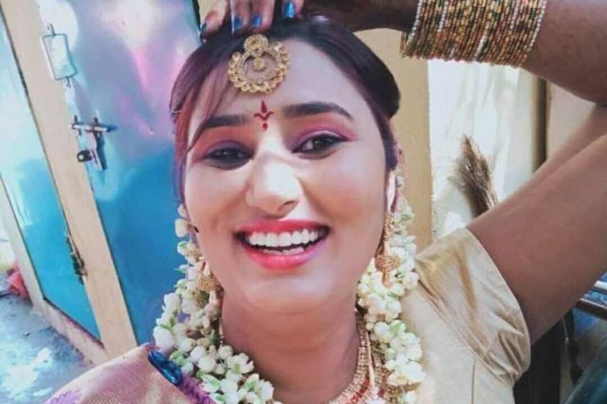 Youtube Sensational actress Swathi Naidu got married.. Can you guess who is Bridegroom pk.. అవును.. నిజంగానే ఇప్పుడు స్వాతి నాయుడుకు పెళ్లైపోయింది. తన జీవితంలో పెళ్లి చేసుకోను అని చెప్పిన ఈ యూ ట్యూబ్ సెన్సేషనల్ బ్యూటీ ఇప్పుడు పెళ్లి పీటలెక్కింది. సైలెంట్గా వివాహం చేసుకుంది స్వాతి. అయినా ఇప్పుడు స్వాతి నాయుడు అనే పేరుకు ప్రత్యేకంగా పరిచయ కార్యక్రమాలు అవసరం లేదు. youtube sensation swathi naidu marriage,swathi naidu married,swathi naidu hot actress,swathi naidu hot,swathi naidu youtube videos,swathi naidu marriage photos,swathi naidu merried to vijayawada boy,swathi naidu pelli photos,swathi naidu marriage video,swathi naidu hot photos,telugu cinema,స్వాతి నాయుడు,స్వాతి నాయుడు పెళ్లి,స్వాతి నాయుడు పెళ్లి ఫోటోలు,స్వాతి నాయుడు హాట్ ఫోటోస్,స్వాతి నాయుడు మ్యారేజ్ వీడియో,తెలుగు సినిమా