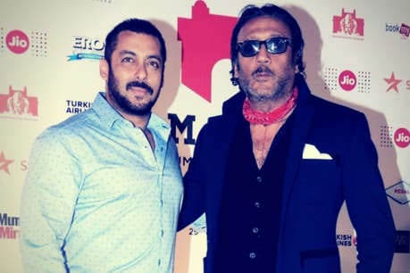 Dance director farah khan revealed that salman khan and jackie shroff are very bad at dance,Salman khan,బాలీవుడ్ ప్రముఖ కొరియోగ్రాఫర్స్లో ఫరా ఖాన్ ఒకరు. ఒకవైపు సినిమాలకు కొరియోగ్రాఫ్ అందిస్తూనే..మరోవైపు సినిమాలను డైరెక్ట్ చేస్తూ సత్తా చూపెడుతుంది. తాజాగా ఈ డాన్స్ డైరెక్టర్ ఒక టీవీ ఛానెల్ షోలో సల్మాన్ ఖాన్తో పాటు జాకీ ఫ్రాఫ్ పై చేసిన వ్యాఖ్యలు బాలీవుడ్లో తీవ్ర ప్రకంపనలు పుట్టించాయి. Salman khan farah khan,farah sensational comments on salman khan,farah khan sensational comments on salman khan Jackie Shroff Anil kapoor pooja bhatt,farah khan choreographer salman dance movements,Bollywood news,hindi cinema,సల్మాన్ ఖాన్,ఫరాఖాన్ సల్మాన్ ఖాన్,సల్మాన్ ఖాన్ పై ఫరాఖాన్ సంచలన వ్యాఖ్యలు,సల్మాన్ ఖాన్ ఫరాఖాన్ జాకీష్రాఫ్ అనిల్ కపూర్ పూజా భట్,కొరియోగ్రాఫర్ ఫరాఖాన్ సెన్సేషనల్ కామెంట్స్ సల్మాన్ ఖాన్,బాలీవుడ్ న్యూస్,హిందీసినిమా,ys vivekanada reddy,RRR,Extra jabardasth,janasena pawan kalyan,