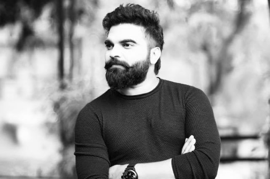 Anchor Pradeep opens about his marriage and hilarious punch on his wedding in KTUC 4 season pk తెలుగు బుల్లితెరపై ఉన్న యాంకర్స్లో ప్రదీప్ స్టార్. చాలా మంది మేల్ యాంకర్స్ ఉన్నా కూడా తనకంటూ ప్రత్యేకమైన గుర్తింపు సంపాదించుకున్నాడు ఈ కుర్ర యాంకర్. ప్రదీప్ హోస్టుగా చేస్తున్నాడంటే నవ్వులకు ఢోకా ఉండదు. anchor pradeep marriage,pradeep pellichoopulu,pellichoopulu show end,pradeep suma,anchor pradeep pellidhoopulu show flop,pellichoopulu disaster,anchor suma,anchor pradeep,pradeep machiraju,pradeep machiraju twitter,pradeep machiraju hero,pradeep machiraju debut as hero,anchor pradeep movie with new director munna,anchor pradeep movie sukumar assistant,anchor pradeep age,anchor pradeep photos,anchor pradeep,anchor pradeep wife,anchor pradeep pelli choopulu,anchor pradeep marriage,anchor ravi hero,telugu cinema,యాంకర్ ప్రదీప్,యాంకర్ ప్రదీప్ హీరో,హీరో అవుతున్న యాంకర్ ప్రదీప్,1947 నేపథ్యంలో సాగే సినిమా,తెలుగు యాంకర్ ప్రదీప్ హీరో,ప్రదీప్ పెళ్లి చూపులు,తెలుగు సినిమా,సుకుమార్ శిష్యుడు దర్శకత్వంలో యాంకర్ ప్రదీప్ సినిమా,ప్రదీప్ పెళ్లిచూపులుకు శుభం కార్డ్,ముగిసిన పెళ్లిచూపులు,పెళ్లిచూపులు ప్రదీప్,ప్రదీప్ సుమ,యాంకర్ ప్రదీప్,యాంకర్ సుమ,పెళ్లిచూపులు ఫ్లాప్,