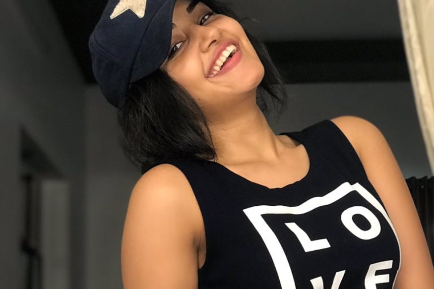 Anupama Parameswaran in love.. Kerala beauty Twitter photos attracted in style pk.. అవునా.. నిజంగానే అనుపమ పరమేశ్వరన్ ప్రేమలో పడిందా..? అసలు కనీసం ఇంత కూడా హింట్ ఇవ్వలేదు.. అసలెక్కడా అలా కనిపించలేదు కూడా కదా.. అంత త్వరగా ఈ భామను ప్రేమలో పడేసింది ఎవరు అనుకుంటున్నారా..? Anupama Parameswaran,Anupama Parameswaran hot photos,Anupama Parameswaran navel,Anupama Parameswaran twitter,Anupama Parameswaran instagram,Anupama Parameswaran love t shirt,Anupama Parameswaran love,Anupama Parameswaran movies,telugu cinema,అనుపమ పరమేశ్వరన్,అనుపమ పరమేశ్వరన్ హాట్ ఫోటోస్,అనుపమ పరమేశ్వరన్ ట్విట్టర్,అనుపమ పరమేశ్వరన్ తెలుగు సినిమా