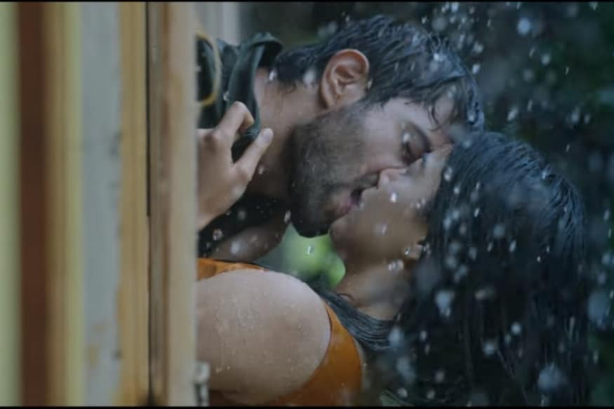 vijay devarakonda sensational comments on liplock scenes and says kiss cant save movies pk ముద్దులుంటే సినిమాలు ఆడతాయా.. ఇప్పుడు దీని గురించే చర్చ పెట్టాడు విజయ్ దేవరకొండ. ఈయన నటించే ప్రతీ సినిమాలోనూ కచ్చితంగా కిస్ సీన్స్ ఉండేలా జాగ్రత్త పడుతుంటాడు ఈ హీరో. అనుకోకుండానే అవి జరిగిపోతున్నాయి. దాంతో వీటి గురించే ఇప్పుడు ఓపెన్ అయ్యాడు ఈయన. vijay devarakonda,vijay deverakonda,vijay devarakonda speech,vijay devarakonda interview,vijay devarakonda new movies,vijay deverakonda movies,vijay devarakonda and rashmika kiss,vijay devarakonda fires on media over lip lock,dwaraka telugu full movie vijay devarakonda,vijay devarakonda fires on media over lip lock questions,vijay devarakonda and rashmika kiss scene,rashmika mandanna,rashmika mandanna twitter,rashmika mandanna instagram,rashmika mandanna hot photos,rashmika mandanna vijay devarakonda lip lock,rashmika mandanna vijay devarakonda lip kiss,rashmika mandanna vijay devarakonda dear comrade,rashmika mandanna fans fire,rashmika mandanna vijay devarakonda geetha govindam lip lock,telugu cinema,rashmika mandanna twitter fans fire,kannada cinema,రష్మిక మందన్న,విజయ్ దేవరకొండ రష్మిక మందన్న లిప్ లాక్,డియర్ కామ్రేడ్ ముద్దు సీన్,రష్మిక మందన్న ముద్దులు,కన్నడ ఫ్యాన్స్ హర్ట్,రష్మిక మందన్న ఫ్యాన్స్ ఫైర్,తెలుగు సినిమా,గీత గోవిందం ముద్దు సీన్