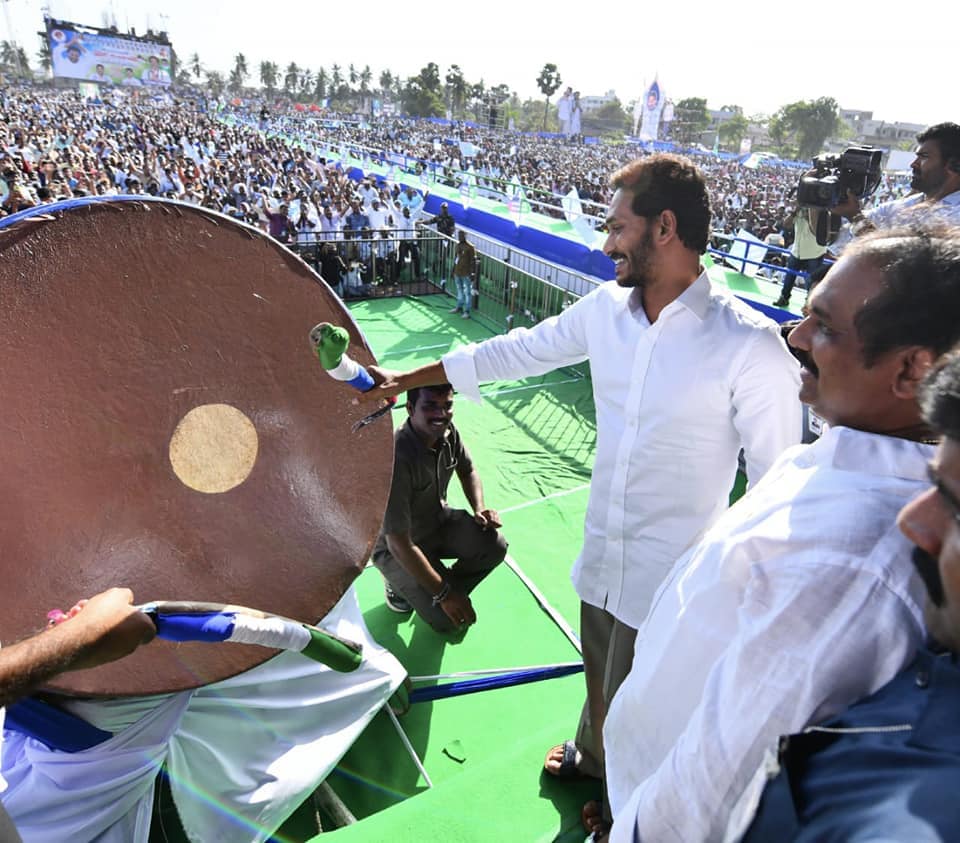 #YourLeader: సీఎం సీటు ఇంకెంత దూరం...వైసీపీ అధినేత జగన్ మోహన్ రెడ్డి రాజకీయ ప్రస్థానం...