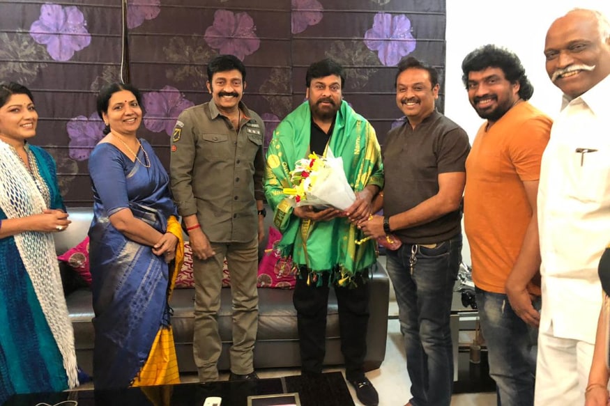 Megastar Chiranjeevi going to play main role in Maa Association Elections 2019 pk.. సినిమా వాళ్లంటే సినిమా వాళ్లే.. ఎంతైనా వాళ్లు న‌టించిన‌ట్లు మ‌రెవ‌రూ న‌టించ‌లేరు. పొద్దున్న లేచిన‌ప్ప‌టి నుంచి కెమెరా ముందు న‌టించి న‌టించి అల‌వాటు ప‌డిపోయుంటారు క‌దా. అందుకే కెమెరా క‌నిపించ‌గానే ఆటోమేటిక్‌గా లోప‌లి నుంచి న‌టులు త‌న్నుకుంటూ బ‌య‌టికి వ‌చ్చేస్తుంటారు. Maa Association Elections 2019,Maa Association Elections,chiranjeevi Maa Association Elections,chiranjeevi rajashekar, MAA Elections 2019,naresh and sivaji raja,naresh and sivaji raja maa elections,telugu cinema,మా అసోసియేషన్ ఎలక్షన్స్,మా అసోసియేషన్ ఎలక్షన్స్ 2019,మా అసోసియేషన్ ఎలక్షన్స్ చిరంజీవి,మా అసోసియేషన్ ఎలక్షన్స్ శివాజీ రాజా శ్రీకాంత్,తెలుగు సినిమా