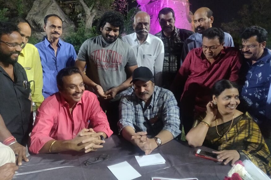 Unexpected Shock to Naga Babu.. Jeevitha, Rajasekhar joined in YCP after MAA Elections 2019 pk.. ఇప్పుడు ఇండ‌స్ట్రీలో కూడా ఇవే వార్త‌లు వినిపిస్తున్నాయి. ఏరు దాటేవ‌ర‌కు ఓడ మ‌ల్ల‌న్న‌.. ఏరు దాటిన త‌ర్వాత బోడి మ‌ల్ల‌న్న అన్న‌ట్లు ఉంద‌ని ఇప్పుడు జీవిత‌, రాజ‌శేఖ‌ర్ దంప‌తుల‌ను చూసి మెగా ఫ్యాన్స్ విమ‌ర్శిస్తున్నారు. jeevitha rajasekhar,jeevitha rajasekhar naga babu,jabardasth naga babu jeevitha,maa elections 2019,naga babu maa elections 2019 jeevitha rajasekhar,jeevitha rajasekhar joined in ysrcp,jeevitha rajasekhar naga babu support in maa elections 2019,pawan kalyan jeevitha rajasekhar,telugu cinema,జీవిత రాజశేఖర్,వైసీపీలో జీవిత రాజశేఖర్,నాగబాబుకు ఊహించని షాక్ ఇచ్చిన జీవిత రాజశేఖర్,మా ఎన్నికల్లో జీవిత రాజశేఖర్‌కు నాగబాబు సపోర్ట్,పవన్ కళ్యాణ్ జీవిత రాజశేఖర్,తెలుగు సినిమా