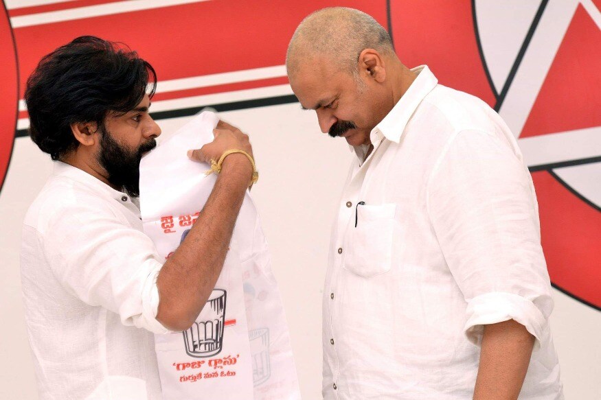 Interesting discussion going on Jabardasth Judges Naga Babu and Roja.. Will they win in AP Elections 2019 pk.. గత ఎన్నికలతో పోలిస్తే ఈ సారి ఎన్నికల్లో సినిమా వాళ్లు తక్కువగానే పోటీలో ఉన్నారు. వైసీపీ నుంచి రోజా.. జనసేన నుంచి నాగబాబు పోటీ చేస్తున్నారు. ఈ ఇద్దరికి చిన్న కో ఇన్సిడెన్స్ కూడా ఉంది. ఎందుకంటే జబర్దస్త్ అనే కార్యక్రమం ఈ ఇద్దర్నీ చేరువ చేసింది. jabardasth judge naga babu narasapuram mp seat,naga babu facobook,jabardasth naga babu,nagababu will win in narasapuram,jabardasth judge roja,roja ysrcp,roja nagari mla,jabardasth comedy show trp rating,roja movies,roja ysrcp minister,nagari elections 2019 result,narasapuram lok sabha election 2019,naga babu jana sena,pawan kalyan janasena chief,naga babu pawan kalyan,ap election 2019,ap assembly election 2019,jabardasth comedy show,jabardasth judge naga babu politics,ఏపీ రాజకీయాలు,నరసాపురంలో నాగబాబు,నరసాపురంలో జనసేన అభ్యర్థి నాగబాబు,నగరిలో రోజా పరిస్థితేంటి,నగరిలో రోజా ఓటమి,నగరిలో రోజా గెలుపు,వైసీపీలో మంత్రిగా రోజా,నాగబాబు ఓటమి,జనసేన పార్టీ,జనసేన అధినేత పవన్ కల్యాణ్,నాగబాబు పరిస్థితి,జబర్దస్త్ నాగబాబు,జబర్దస్త్ ఎపిసోడ్