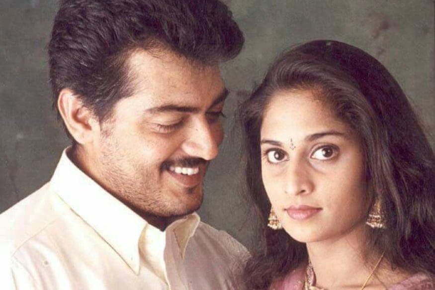 Shocking.. Can you guess which cell phone divece using by Tamil Super Star Ajith wife Shalini Ajith pk.. అజిత్ కుమార్.. ప్రత్యేకంగా పరిచయం అవసరం లేని పేరు. తెలుగులో కూడా ఈయనకు అభిమానులున్నారు. కాకపోతే సినిమాలే విజయం సాధించవంతే. కానీ వ్యక్తిగా అజిత్ ను అభిమానించే వాళ్లు మన దగ్గర కూడా చాలా మందే ఉన్నారు. ajith shalini,shalini ajith phone model,shalini ajith hot photos,shalini mobile phone,shalini nokia basic mobile model phone,shalini ajith nokia phone,shalini ajith cell phone,ajith twitter,tamil cinema,అజిత్,షాలిని అజిత్,షాలిని అజిత్ మొబైల్ ఫోన్,షాలిని అజిత్ సెల్ ఫోన్,షాలిని అజిత్ కుమార్,షాలిని అజిత్ కుమార్,తమిళ్ సినిమా