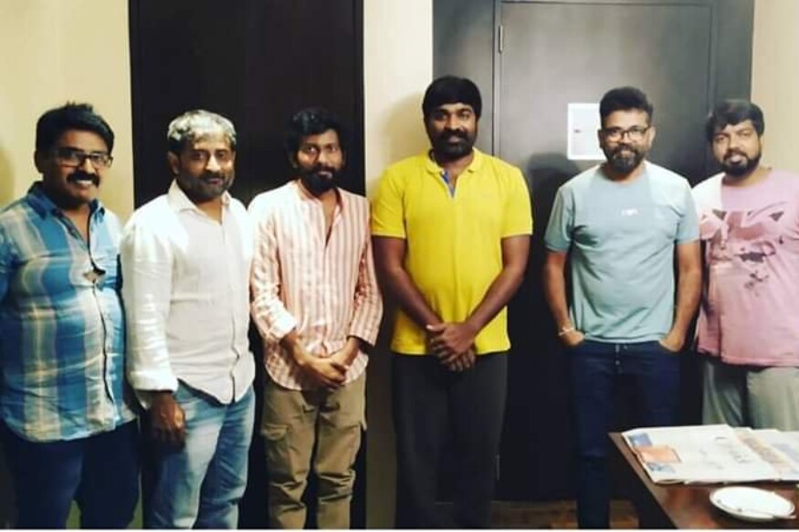 Vijay Sethupathi negative role in Chiranjeevi nephew Vaishnav Tej debut movie after Sye Raa pk.. ఏమో ఇప్పుడు చూస్తుంటే ఇదే అనిపిస్తుంది. ఈ తమిళ హీరోను నిజంగానే ఇప్పుడు మెగా కుటుంబం దత్తత తీసుకుందేమో అనిపిస్తుంది. తమిళనాట సూపర్ స్టార్ డమ్ ఎంజాయ్ చేస్తున్న ఈయన.. ఇప్పుడు తెలుగులో కూడా బిజీ అయిపోతున్నాడు. vijay sethupathi twitter,vijay sethupathi,vijay sethupathi viashnav tej debut movie,vijay sethupathi twitter sye raa,vijay sethupathi vaishnav tej,vijay sethupathi telugu movies,vijay sethupathi sukumar buchibabu,vijay sethupathi super deluxe movie,telugu cinema,విజయ్ సేతుపతి,విజయ్ సేతుపతి వైష్ణవ్ తేజ్,విజయ్ సేతుపతి వైష్ణవ్ తేజ్ తొలి సినిమా,సుకుమార్ బుచ్చిబాబు విజయ్ సేతుపతి,విజయ్ సేతుపతి సైరా చిరంజీవి