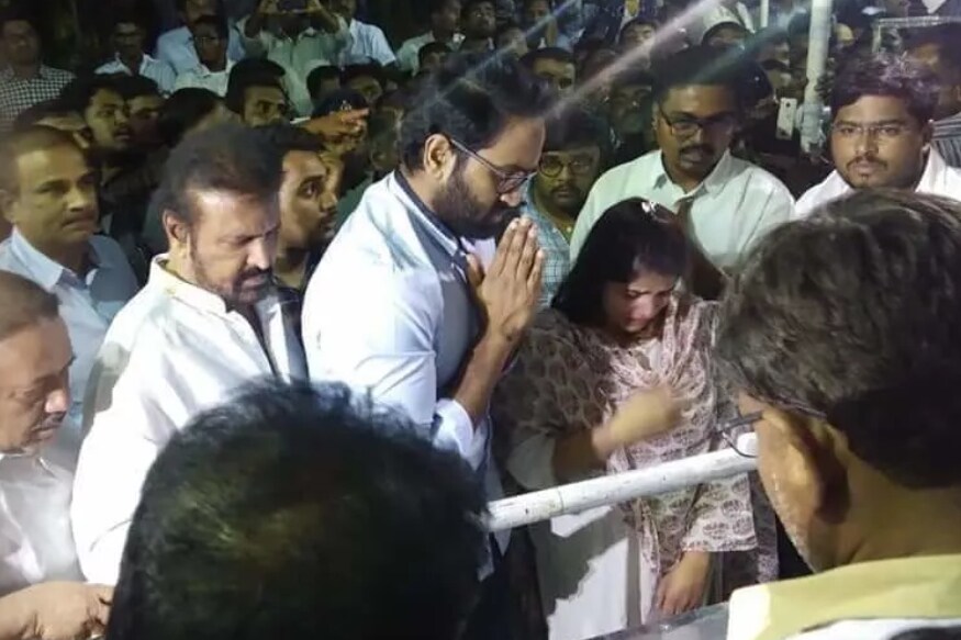 Manchu Vishnu Sensational Comments on YS Vivekananda Reddy murder in Twitter pk.. ఇప్పుడు తెలుగు రాష్ట్రాల్లో వైఎస్ వివేకానంద రెడ్డి ట్రెండింగ్ న‌డుస్తుంది. ఈయ‌న హ‌త్య సంచ‌ల‌నాలు సృష్టిస్తుంది. అస‌లు ఎవ‌రు ఈయ‌న్ని చంపి ఉంటారో తెలియక పోలీసులు కూడా త‌మ విచార‌ణ ముమ్మ‌రం చేస్తున్నారు. ys vivekananda reddy death,ys vivekananda reddy murder,ys vivekananda reddy,ys vivekananda reddy death manchu vishnu,manchu vishnu twitter,ys vivekananda reddy mohan babu,manchu vishnu comments on ys vivekananda reddy murder,mohan babu comments on ys vivekananda reddy murder,ys vivekananda reddy ys jagan mohan reddy,telugu cinema,మంచు విష్ణు,వైఎస్ వివేకానంద రెడ్డి మర్డర్,వైఎస్ వివేకానంద రెడ్డి హత్యపై మంచు విష్ణు సంచలన వ్యాఖ్యలు,మంచు విష్ణు ట్విట్టర్,వైఎస్ వివేకానంద రెడ్డి హత్యపై మోహన్ బాబు సంచలన వ్యాఖ్యలు