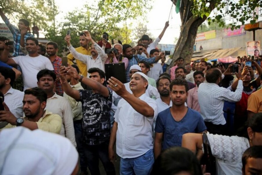  రోడ్ షోలో వస్తున్న ప్రియాంక గాంధీని చూసేందుకు వచ్చిన కాంగ్రెస్ కార్యకర్తలు (AP Photo)