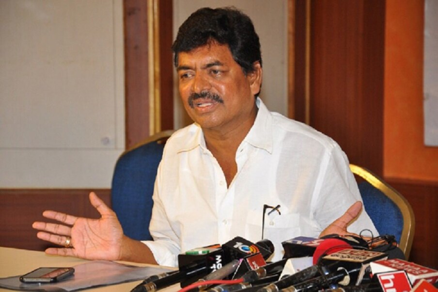  అయితే, గ్రేటర్ ఎన్నికల్లో తన ఓటు హక్కు వినియోగించుకోవడానికి నటుడు, నిర్మాత, మూవీ ఆర్టిస్ట్ అసోసియేషన్ అధ్యక్షుడు శివాజీ రాజా 300 కిలోమీటర్ల దూరం నుంచి వచ్చారు. గుంటూరులో షూటింగ్ జరుగుతుంటే, దాన్ని ఆపేసి తాను ఓటు వేయడానికి వచ్చినట్టు తెలిపారు. (actor shivaji raja)