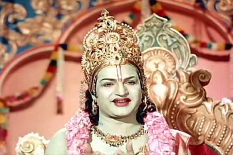  నందమూరి తారక రామారావు NTR |  తెలుగు వారికి రాముడంటే ఎవరు? విశ్వ విఖ్యాత నట సార్వభౌముడు తారక రామారావే. అయితే, తెర మీదే కాదు ఈ తెరవేల్పు నిజ జీవితంలో కూడా రాముడే. పేరుకు తగ్గట్టుగానే తారక రాముడిలా ఎందరో అభిమానులకి ఆరాధ్య దైవమయ్యారు. (Youtube/Credit)