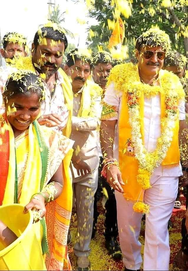  బాలకృష్ణ నందమూరి కూడా ఇప్పుడు సినిమాలతో పాటు రాజకీయాల్లో బిజీగా ఉన్నాడు. హిందూపురం నుంచి ఎమ్మెల్యేగా కూడా ఉన్నారు ఈయన. తండ్రి పార్టీలోనే తన వంతుగా బాధ్యతలు నిర్వర్తిస్తున్నాడు బాలయ్య. మొన్నటి ఎన్నికల్లో రెండోసారి హిందూపురం నుంచి ఎమ్మెల్యేగా పోటీ చేసి గెలిచారు.