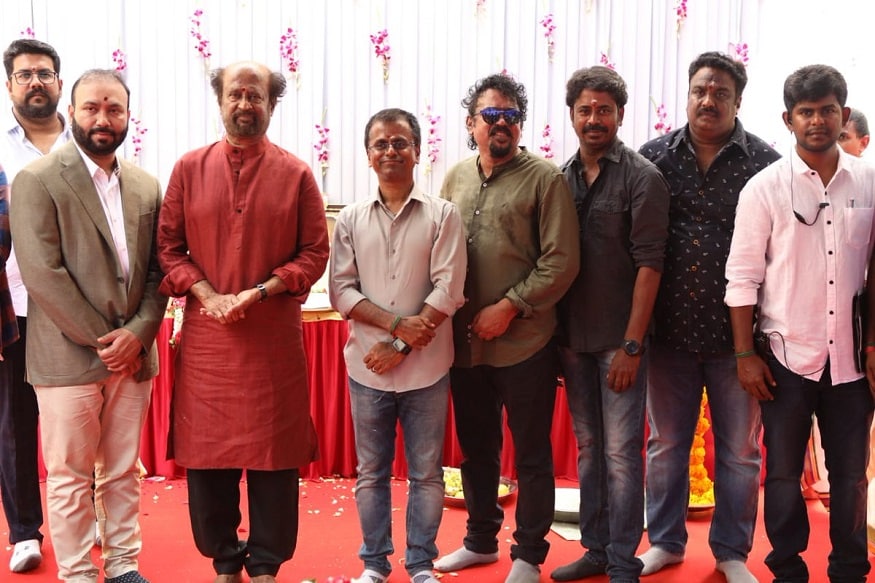 super star rajinikanth murugadoss's darbar shoot starts in mumbai,వయసు 70కి చేరువవుతుంటే కూడా ఎక్కడా జోరు తగ్గించడం లేదు సూపర్స్టార్ రజినీకాంత్. ఈయన వరస సినిమాలతో జోరు చూపిస్తూనే ఉన్నాడు. తాజాగా రజినీకాంత్.. మురుగదాస్ దర్శకత్వంలో చేస్తోన్న ‘దర్బార్’ సినిమా పూజా కార్యక్రమాలు ముంబాయిలో ఘనంగా ప్రారంభమయ్యాయి. ఈ వేడుకలకు రజినీకాంత్,ఏ.ఆర్.మురుగదాస్తో పాటు చిత్ర యూనిట్ పూజా కార్యక్రమాల్లో పాల్గొంది.darbar,darbar first look,darbar rajinikanth,darbar movie,rajini darbar,darbar teaser,darbar official first look,super star rajinikanth darbar,rajinikanth rajnikanth nayanathara darbar ar murugadoss,darbar motion poster,darbar public opinion,darbar regular shooting mumbai,darbar ar murugadoss,darbar review,darbar pooja ceremony,darbar meaning,darbar festival,darbar rajini film,darbar public review,darbar public reaction,darbar first look poster,rajini darbar first look,rajinikanth darbar movie,kollywood,tamil cinema,tollywood,telugu cinema,rajnikanth darbar,rajni darbar pooja ceremony,రజినీకాంత్,రజినీకాంత్ దర్బార్,రజినీకాంత్ దర్భార్ ఫస్ట్ లుక్,రజినీకాంత్ దర్బార్ పూజా కార్యక్రమాలు,దర్బార్ పూజా,ముంబాయిలో పూజా కార్యక్రమాలతో ప్రారంభమైన రజినీకాంత్ దర్బార్,ఏఆర్ మురుగదాస్ రజినీకాంత్ దర్బార్ మూవీ,దర్బార్ రజినీకాంత్ నయనతార,