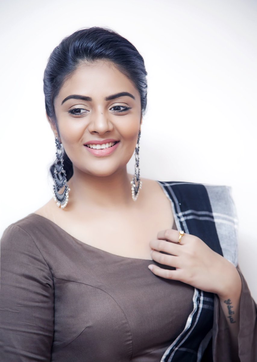 పటాస్ యాంకర్ శ్రీముఖి హాట్ ఫోటోస్ Photo: Twitter