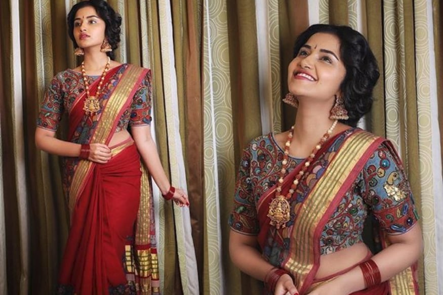 Anupama Parameswaran navel Show in Saree photoshoot and killing with hot looks pk.. ఇండస్ట్రీలో కొందరు హీరోయిన్లు ఉంటారు. వాళ్లకు అస్సలు అందాలు ఆరబోయడం ఇష్టం ఉండదు. కేవలం నటనతోనే వాళ్లు టాప్ ప్లేస్ చేరుకుంటారు. అందులో అనుపమ పరమేశ్వరన్ కూడా ఉంటుంది. కాకపోతే ఇప్పుడు ఈమె టాప్ పొజిషన్లో మాత్రం లేదు. Anupama Parameswaran,Anupama Parameswaran navel show,Anupama Parameswaran navel show in saree,Anupama Parameswaran twitter,Anupama Parameswaran instagram,Anupama Parameswaran photos,Anupama Parameswaran hot photos,Anupama Parameswaran navel,Anupama Parameswaran love t shirt,Anupama Parameswaran love,Anupama Parameswaran movies,telugu cinema,అనుపమ పరమేశ్వరన్,అనుపమ పరమేశ్వరన్ నడుము సోయగాలు,అనుపమ పరమేశ్వరన్ హాట్ ఫోటోస్,అనుపమ పరమేశ్వరన్ ట్విట్టర్,అనుపమ పరమేశ్వరన్ తెలుగు సినిమా