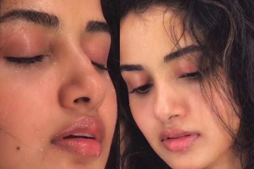 Anupama Parameswaran navel Show in Saree photoshoot and killing with hot looks pk.. ఇండస్ట్రీలో కొందరు హీరోయిన్లు ఉంటారు. వాళ్లకు అస్సలు అందాలు ఆరబోయడం ఇష్టం ఉండదు. కేవలం నటనతోనే వాళ్లు టాప్ ప్లేస్ చేరుకుంటారు. అందులో అనుపమ పరమేశ్వరన్ కూడా ఉంటుంది. కాకపోతే ఇప్పుడు ఈమె టాప్ పొజిషన్లో మాత్రం లేదు. Anupama Parameswaran,Anupama Parameswaran navel show,Anupama Parameswaran navel show in saree,Anupama Parameswaran twitter,Anupama Parameswaran instagram,Anupama Parameswaran photos,Anupama Parameswaran hot photos,Anupama Parameswaran navel,Anupama Parameswaran love t shirt,Anupama Parameswaran love,Anupama Parameswaran movies,telugu cinema,అనుపమ పరమేశ్వరన్,అనుపమ పరమేశ్వరన్ నడుము సోయగాలు,అనుపమ పరమేశ్వరన్ హాట్ ఫోటోస్,అనుపమ పరమేశ్వరన్ ట్విట్టర్,అనుపమ పరమేశ్వరన్ తెలుగు సినిమా