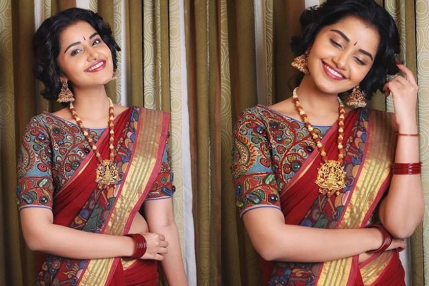 Anupama Parameswaran navel Show in Saree photoshoot and killing with hot looks pk.. ఇండస్ట్రీలో కొందరు హీరోయిన్లు ఉంటారు. వాళ్లకు అస్సలు అందాలు ఆరబోయడం ఇష్టం ఉండదు. కేవలం నటనతోనే వాళ్లు టాప్ ప్లేస్ చేరుకుంటారు. అందులో అనుపమ పరమేశ్వరన్ కూడా ఉంటుంది. కాకపోతే ఇప్పుడు ఈమె టాప్ పొజిషన్లో మాత్రం లేదు. Anupama Parameswaran,Anupama Parameswaran navel show,Anupama Parameswaran navel show in saree,Anupama Parameswaran twitter,Anupama Parameswaran instagram,Anupama Parameswaran photos,Anupama Parameswaran hot photos,Anupama Parameswaran navel,Anupama Parameswaran love t shirt,Anupama Parameswaran love,Anupama Parameswaran movies,telugu cinema,అనుపమ పరమేశ్వరన్,అనుపమ పరమేశ్వరన్ నడుము సోయగాలు,అనుపమ పరమేశ్వరన్ హాట్ ఫోటోస్,అనుపమ పరమేశ్వరన్ ట్విట్టర్,అనుపమ పరమేశ్వరన్ తెలుగు సినిమా