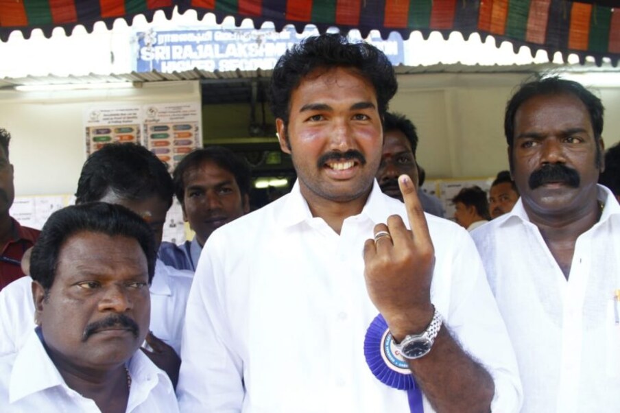  ఓటు హక్కు వినియోగించుకున్న అన్నాడీఎంకె సౌత్ చెన్నై లోక్‌సభ అభ్యర్థి జయవర్ధన్
