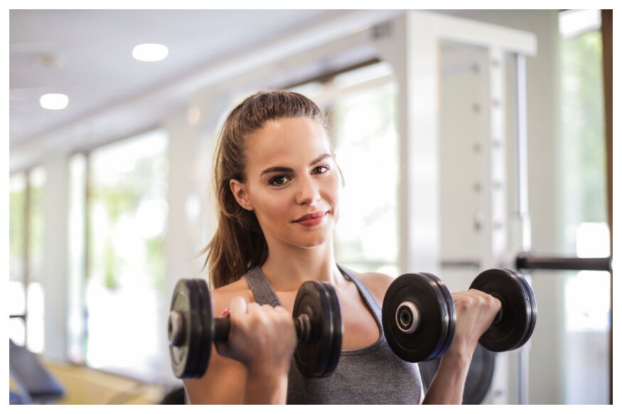  <strong>4. Skater steps: </strong>కింది మెట్టు దగ్గర స్టెప్స్‌ డైరెక్షన్‌లో నిల్చోవాలి. మీ ఎడమ పాదాన్ని ఎడమవైపు వీలైనంత దూరం జరిపి అదే డైరెక్షన్‌లో పైమెట్టు మీదకు గెంతాలి. ఆ తరువాత కుడి కాలును సాధ్యమైనంత వరకు కుడివైపు దూరంగా జరిపి అదే యాంగిల్‌లో స్టెప్స్‌ పైకి గెంతాలి. మీ సామర్థ్యాన్ని బట్టి ఒక మెట్టు వదిలి మరో మెట్టు మీదకు గెంతవచ్చు. పై వరకు వెళ్లిన తరువాత కిందకు నడుచుకుంటూ వచ్చి మళ్లీ మరోసారి వ్యాయామం చేస్తూ పైకి వెళ్లాలి.