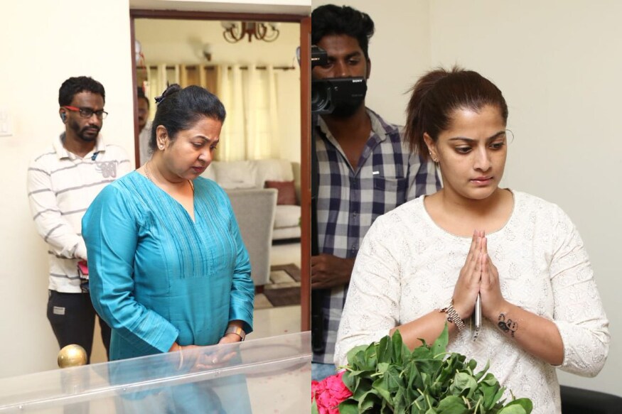 Rajinikanth pays last respect to Legendary Director Mahendran who passed away on April 2nd pk.. మహేంద్రన్ అంటే తెలుగు ప్రేక్షకులకు పెద్దగా పరిచయం లేదు కానీ.. విజయ్ తెరీ సినిమా చూసిన వాళ్లకు మాత్రం ఈయన్ని ఇట్టే గుర్తు పట్టేస్తారు. ఆ సినిమాలో ప్రతినాయకుడిగా నటించాడు మహేంద్రన్. అప్పటికే తమిళ ఇండస్ట్రీలో ఆయన లెజెండరీ దర్శకుడు. mahendran director,mahendran director died,mahendran director dead,mahendran director death,mahendran director passed away,mahendran rajinikanth,mahendran director last respect,mahendran director funaral,mahendran director movies,mahendran director tamil cinema,mahendran director family photos,telugu cinema,మహేంద్రన్,మహేంద్రన్ కన్నుమూత,మహేంద్రన్ రజినీకాంత్,మహేంద్రన్ మరణం,తెరీ మహేంద్రన్,తెలుగు సినిమా,మహేంద్రన్ అంత్యక్రియలు