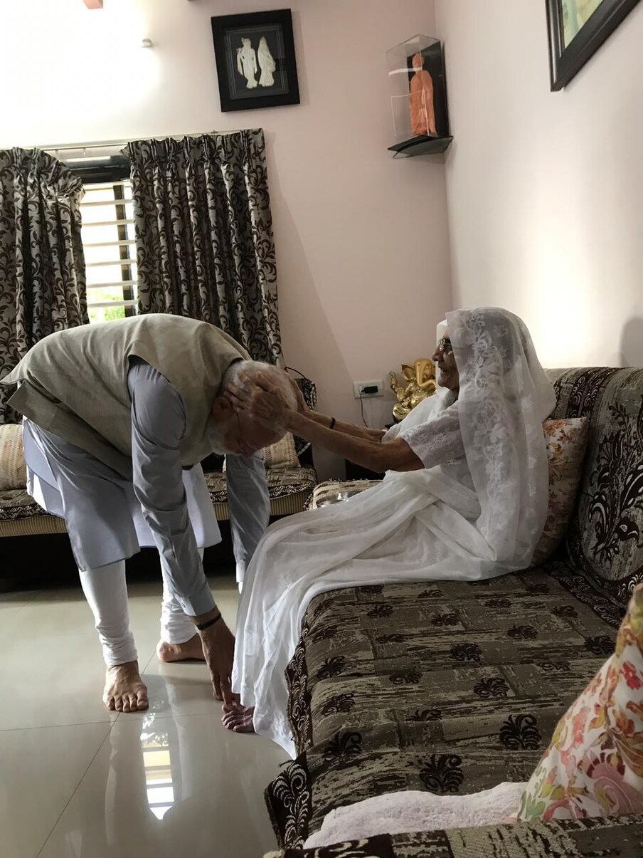  తల్లి పాదాలకు నమస్కరిస్తున్న ప్రధాని మోదీ