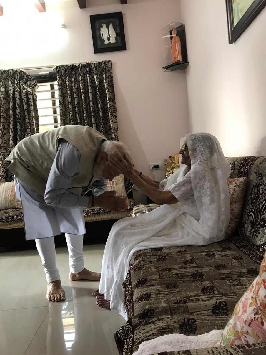  కుమారుడికి తన దీవెనలు అందజేస్తున్న మోదీ తల్లి