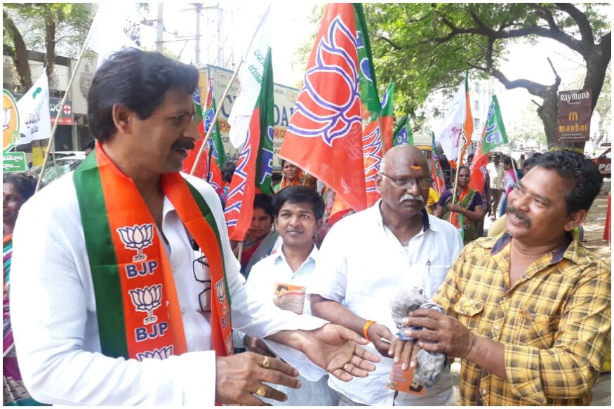 ప్రజలతో ముచ్చటిస్తున్న బీజేపీ అభ్యర్థి వంగవీటి నరేంద్ర