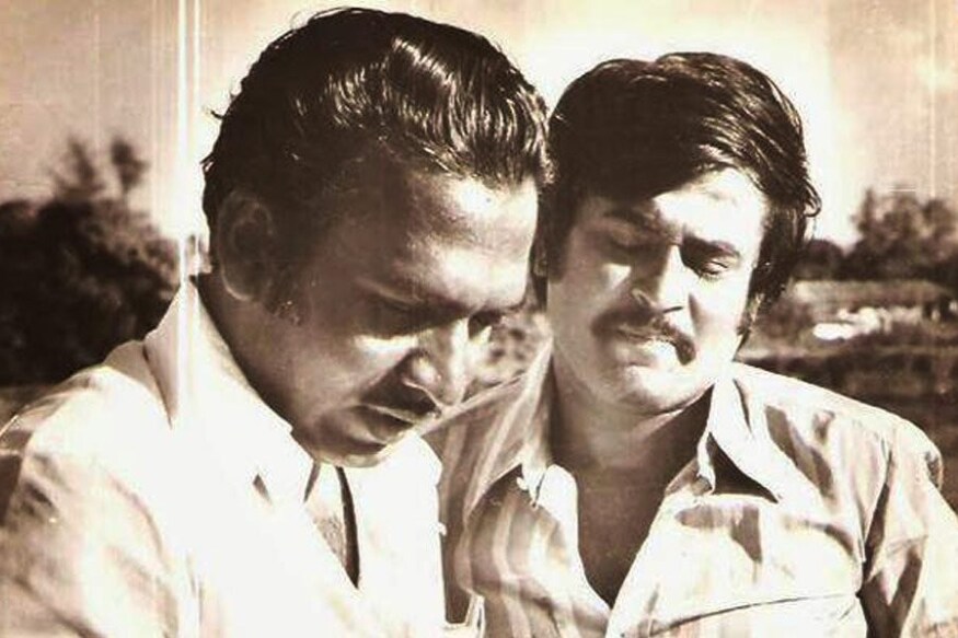Rajinikanth pays last respect to Legendary Director Mahendran who passed away on April 2nd pk.. మహేంద్రన్ అంటే తెలుగు ప్రేక్షకులకు పెద్దగా పరిచయం లేదు కానీ.. విజయ్ తెరీ సినిమా చూసిన వాళ్లకు మాత్రం ఈయన్ని ఇట్టే గుర్తు పట్టేస్తారు. ఆ సినిమాలో ప్రతినాయకుడిగా నటించాడు మహేంద్రన్. అప్పటికే తమిళ ఇండస్ట్రీలో ఆయన లెజెండరీ దర్శకుడు. mahendran director,mahendran director died,mahendran director dead,mahendran director death,mahendran director passed away,mahendran rajinikanth,mahendran director last respect,mahendran director funaral,mahendran director movies,mahendran director tamil cinema,mahendran director family photos,telugu cinema,మహేంద్రన్,మహేంద్రన్ కన్నుమూత,మహేంద్రన్ రజినీకాంత్,మహేంద్రన్ మరణం,తెరీ మహేంద్రన్,తెలుగు సినిమా,మహేంద్రన్ అంత్యక్రియలు