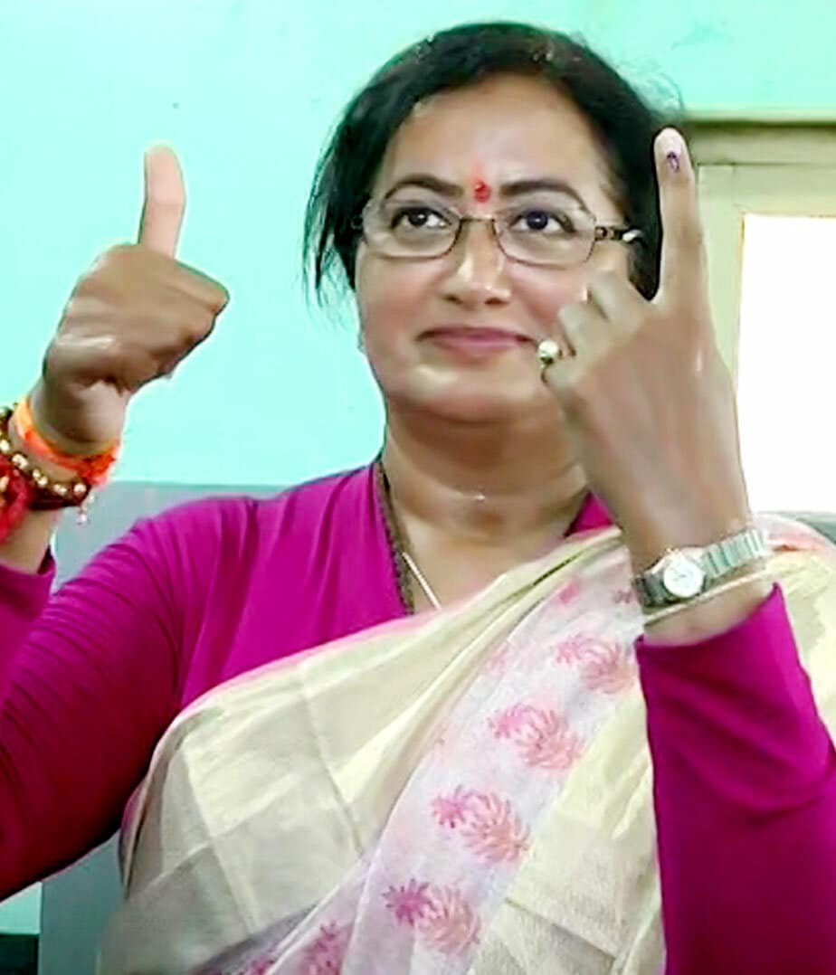 sandalwood cinema celebrities voting in second phase of 2019 lok sabha election,లోక్ సభ ఎన్నికల రెండో దశలో మొత్తం 11 రాష్ట్రాలు, ఓ కేంద్రపాలిత ప్రాంతంలో మొత్తం 95 లోక్ సభ స్థానాలకు ఎన్నికలు జరుగుతున్నాయి. ఆయా రాష్ట్రాల్లో ప్రముఖులు, సినీ సెలబ్రిటీలు ఉత్సాహంగా తమ ఓటు హక్కు వినియోగించుకుంటున్నారు. ఓటు వేసేందుకు పోలింగ్ కేంద్రాలకు పెద్ద ఎత్తున ప్రజలు తరలివస్తున్నారు. ఇక కర్ణాటకలోని 14 లోక్సభ స్థానాలకు ఈ రోజు జరిగిన ఎన్నికల్లో సీఎం కుమారస్వామితో పాటు ఆయన తనయుడు నిఖిల్ గౌడ ఓటు హక్కు వినియోగించుకున్నారు. మరోవైపు సుమలత అంబరీష్,యశ్,దర్శన్,అర్జున్ వంటి హీరోలతో పాటు కన్నడ సినీ ఇండస్ట్రీకి చెందిన పలువురు సినీ నటులు తమ ఓటు హక్కును వినియోగించుకున్నారు.lok sabha elections 2019,karnataka,lok sabha elections,lok sabha election 2019,karnataka lok sabha election,karnataka election,karnataka lok sabha elections,karnataka politics,karnataka election 2019,election 2019,karnataka lok sabha elections 2019,2019 lok sabha election,karnataka elections,karnataka news,loksabha election 2019,2019 lok sabha elections,karnataka lok sabha,elections 2019,sumalatha,yash,cm kumara swamy,arjun sarja,sudeep,darshan,sandalwood news,kannada film news,లోక్సభ ఎన్నికలు 2019,లోక్సభ ఎన్నికలు కర్ణాటక,కర్ణాటక ఎన్నికలు,సుమలత,సీఎం కుమారస్వామి,అర్జున్ సర్జ,యశ్,దర్శన్,సుదీప్,ఉపేంద్ర,సాండల్ వుడ్ న్యూస్,కన్నడ న్యూస్,