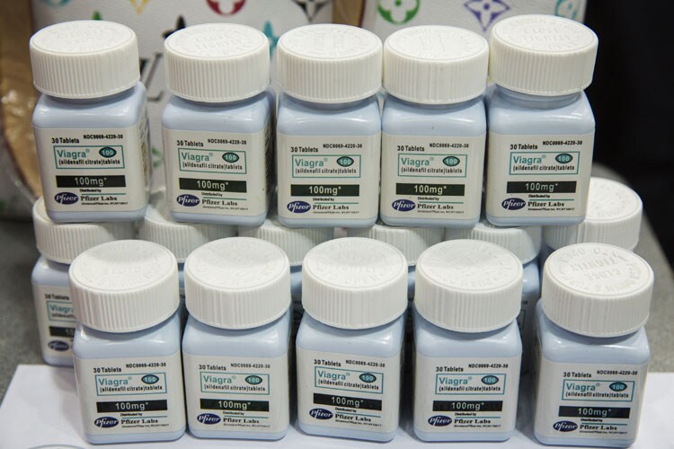  వయాగ్రా అనేది ఒక PDE5 ఇన్ హిబిటర్ గా పనిచేస్తుందట. దీన్ని రోజూ తీసుకుంటే PDE5 లేదా ఫాస్పోడైటరేస్ 5 అనే ఎంజైమ్ ని అడ్డుకుంటుంది. దీనివల్లే అంగస్థంభన సమస్యలు తగ్గుతాయి. అంతే కాదు.. హై బీపీ సమస్యలు ఉన్నవారు కూడా దీన్ని తీసుకోవడం వల్ల ఆ సమస్య తగ్గుతుందని నిపుణులు వెల్లడిస్తున్నారు. గతంలో ఇది గుండె జబ్బు ఉన్నవారు తీసుకోకూడదని నిపుణులు వెల్లడించేవారు. కానీ 2017 లో స్వీడన్ లోని కరోలిన్స్కా ఇనిస్టిట్యూట్ వారు నిర్వహించిన అధ్యయనం ప్రకారం గుండె జబ్బులు ఉన్నవారు కూడా దీన్ని తీసుకోవడం వల్ల వారికి ఎలాంటి ఇబ్బందులూ కలగకపోగా.. వారి ఆయుర్ధాయం కూడా పెరిగిందని తేలింది. ఈ అధ్యయనం అటు అంగస్థంభన, ఇటు గుండె జబ్బులు రెండూ ఉన్నవారిలో చికిత్సకు కొత్త మార్గాలను తెరిచినట్లుగా భావించవచ్చు.